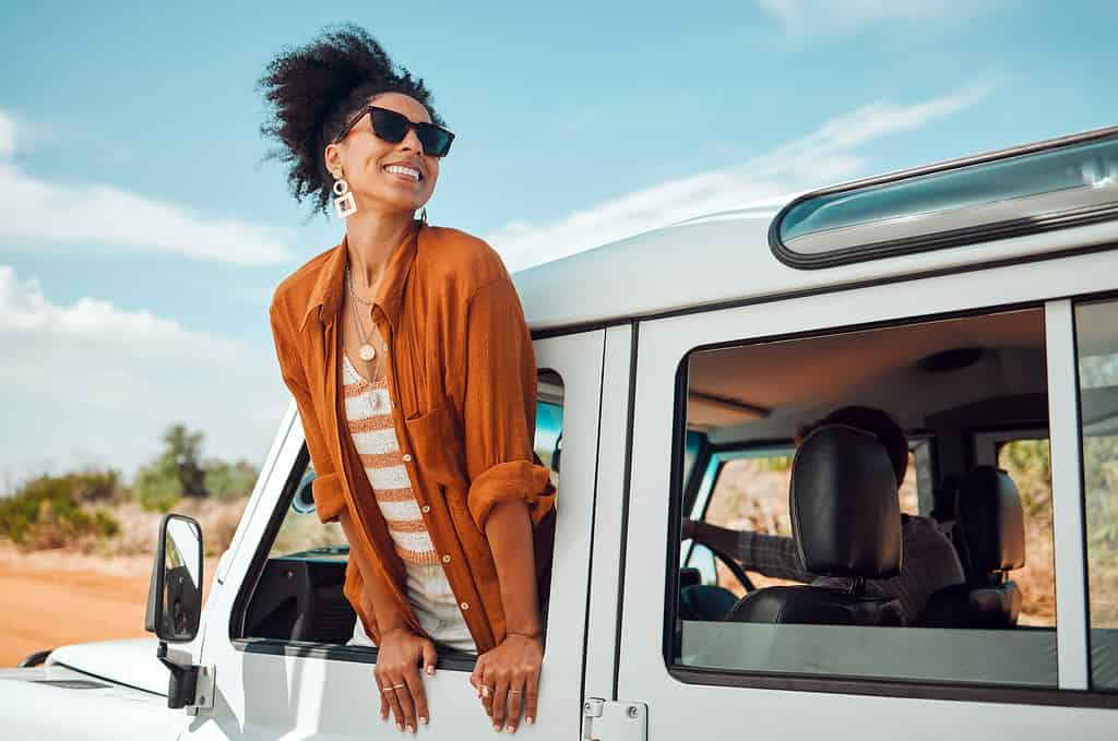 Donne, una donna sola, automobile, guida, felicità