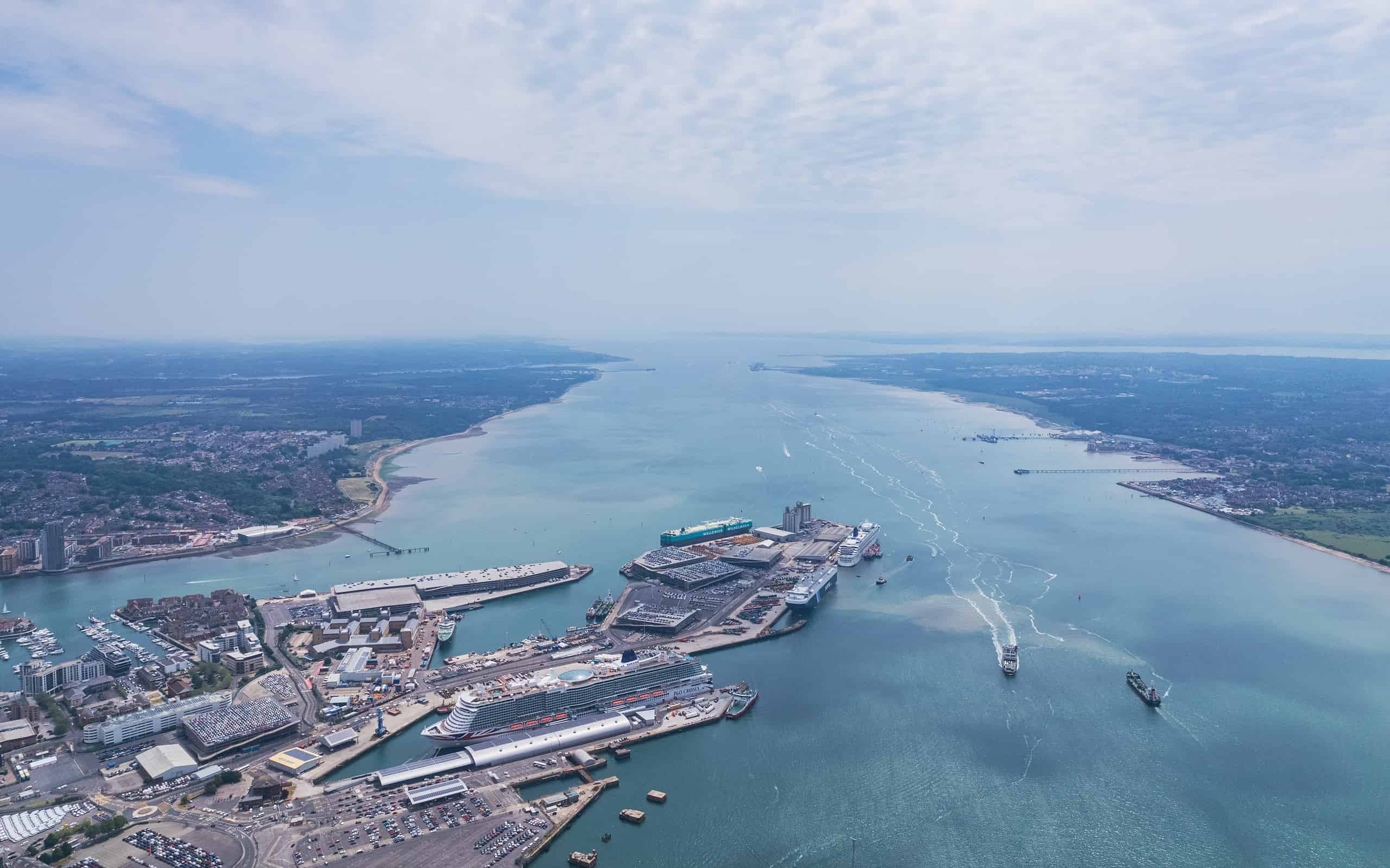 L'epica veduta aerea del porto, del molo e del cantiere navale di Southampton