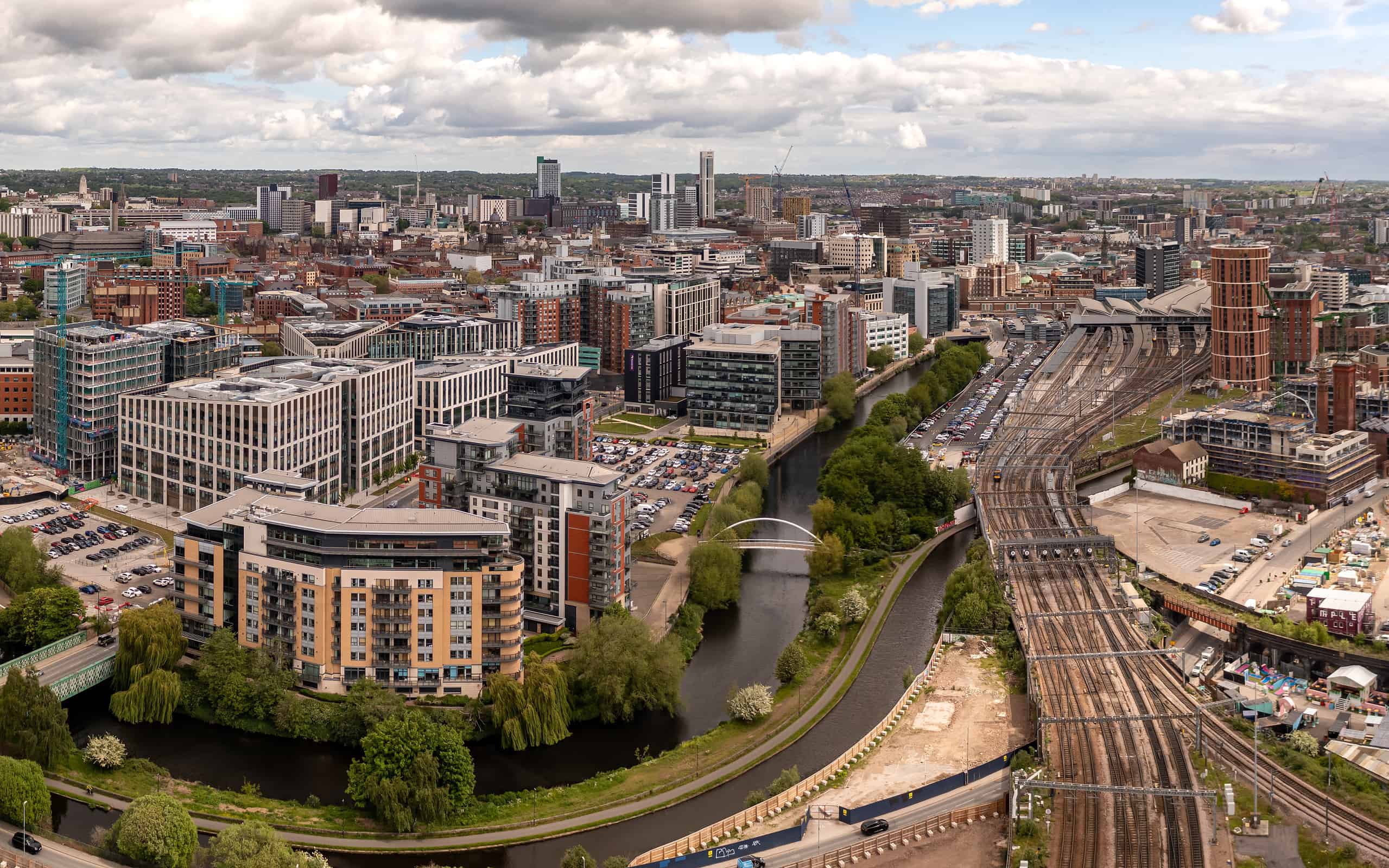 Vista aerea del paesaggio urbano del centro di Leeds e della stazione ferroviaria