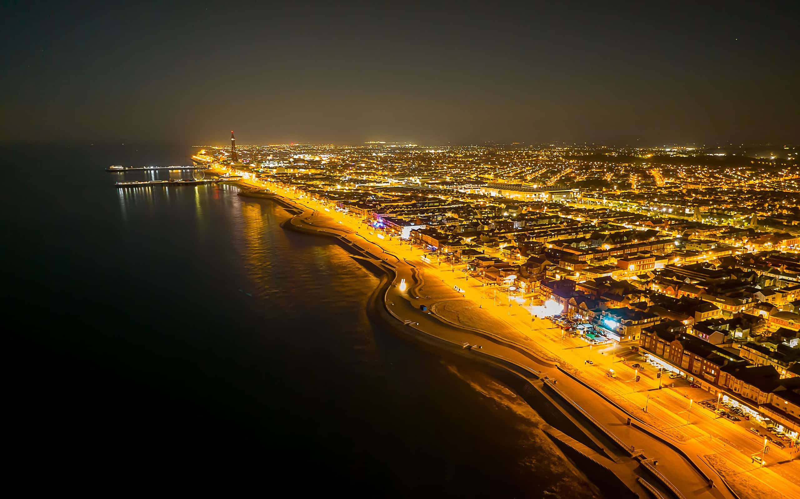 Ripresa aerea della città di Blackpool illuminata con luci di notte in Inghilterra