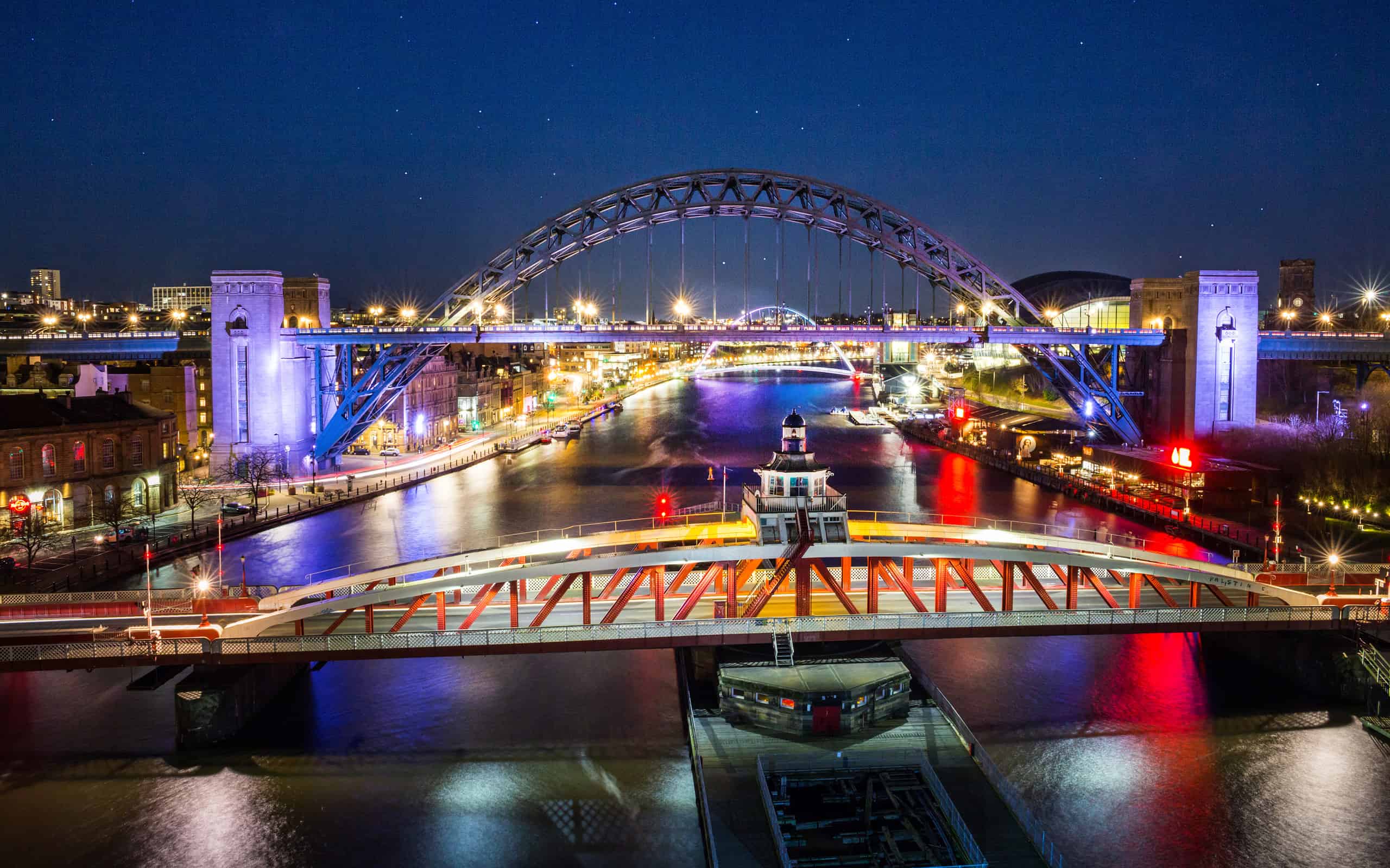 La città di Newcastle upon Tyne e Gateshead River Tyne ponti di notte, nel nord-est dell'Inghilterra.