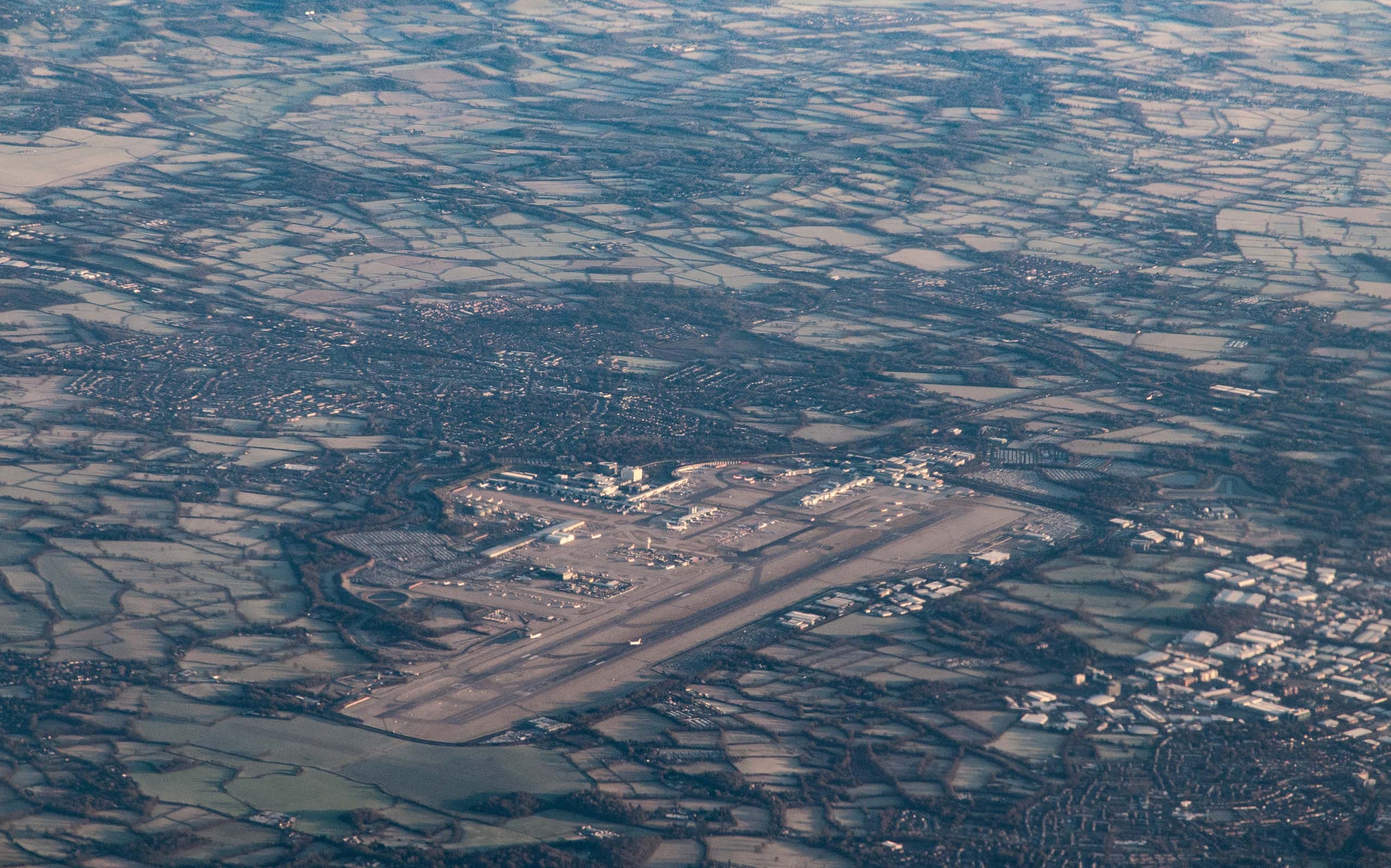 Veduta aerea dell'aeroporto di Londra Gatwick (LGW) da sud-ovest