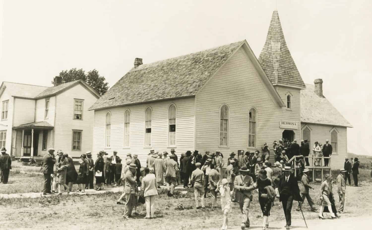 Chiesa congregazionale dopo il servizio domenicale, Hermosa, South Dakota, nel giugno 1927. Il presidente Calvin e Grace Coolidge trascorsero una vacanza di 3 mesi allo State Game Lodge nel vicino Custer State Park.  Attengono