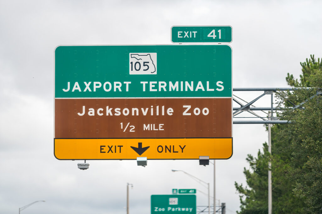 Jacksonville, USA Interstate Highway i295 Road in Florida e indicazioni per i terminal dell'autorità portuale di Jaxport e l'unica uscita dello zoo sulla US 105 Street