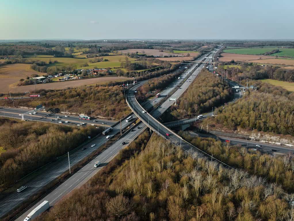 Veicoli che percorrono uno svincolo autostradale molto trafficato nel Regno Unito Vista aerea