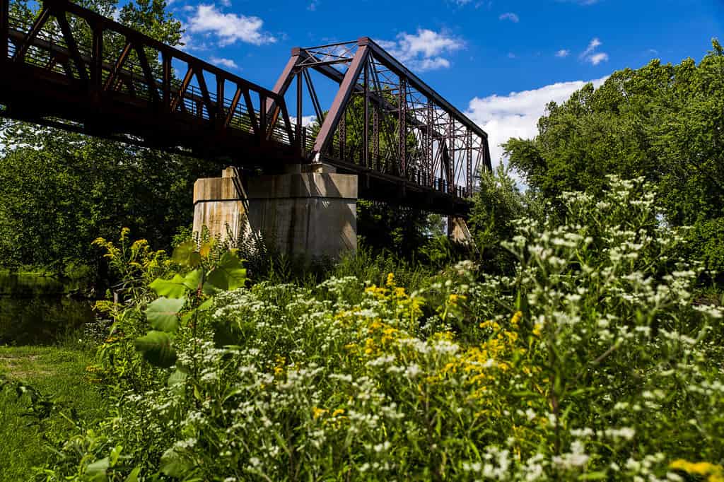 Una vista dell'ex ponte sul fiume Mahoning della Erie Railroad nella contea di Trumbull, Ohio.  È stato restaurato per essere utilizzato come binario per i ciclisti.