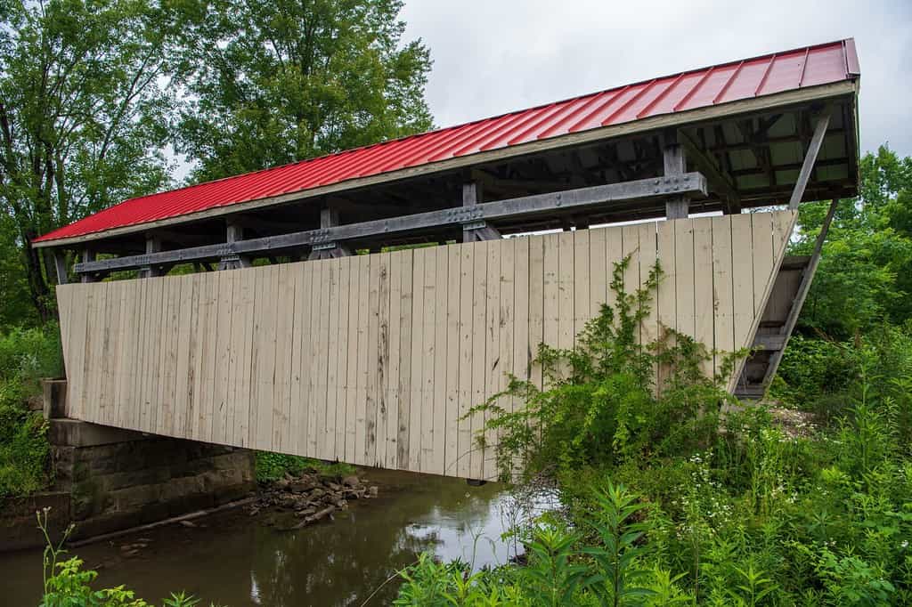 Ponte n. 35-34-19 Skull Fork Covered Bridge, un ponte coperto a campata multipla con travatura reticolare, attraversa lo Skull Fork Creek vicino a Freeport nella contea di Harrison, Ohio.  Il ponte fu costruito nel 1876.