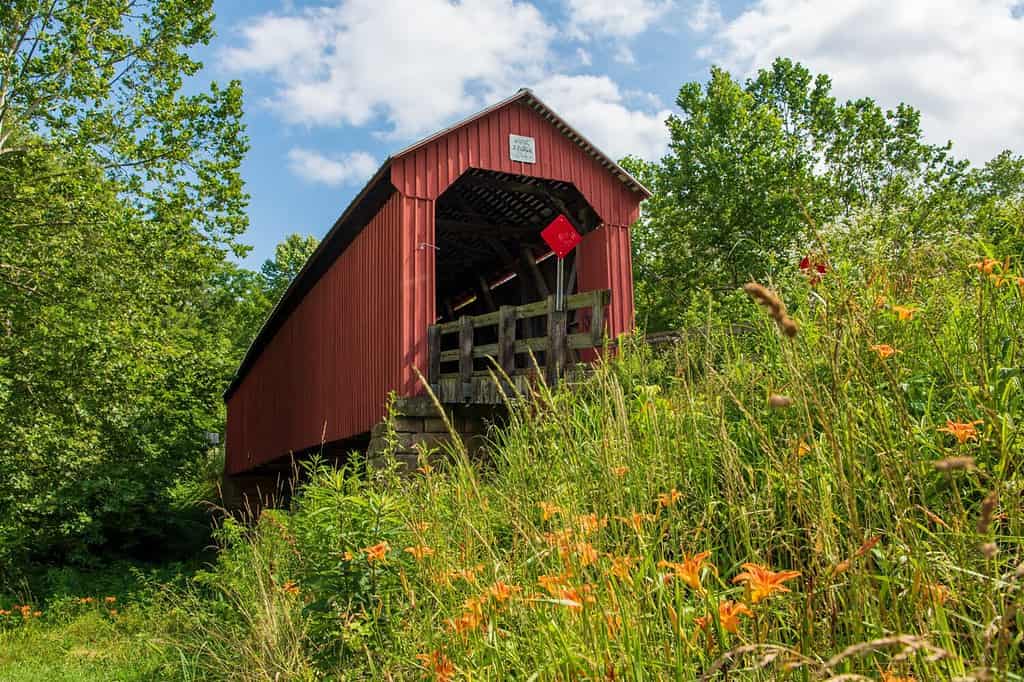 Bridge # 35-84-27 Hune Covered Bridge è uno storico ponte coperto in legno nella parte sud-orientale dell'Ohio.  Il costruttore di ponti locale Rollin Meredith lo eresse nel 1879, utilizzando lo stile a traliccio lungo.