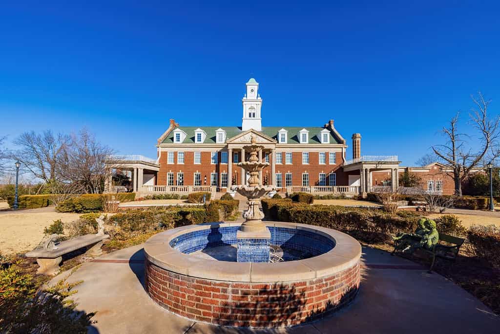 Soleggiata vista esterna della Dominion House a Guthrie, Oklahoma