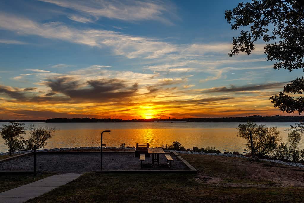 Scenario di tramonto nuvoloso sul lago Thunderbird a Norman, Oklahoma, Stati Uniti