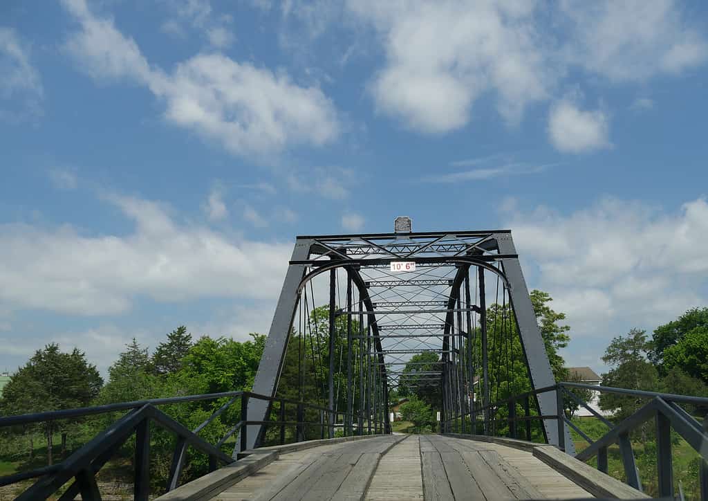 Vecchio ponte di legno con acciaio