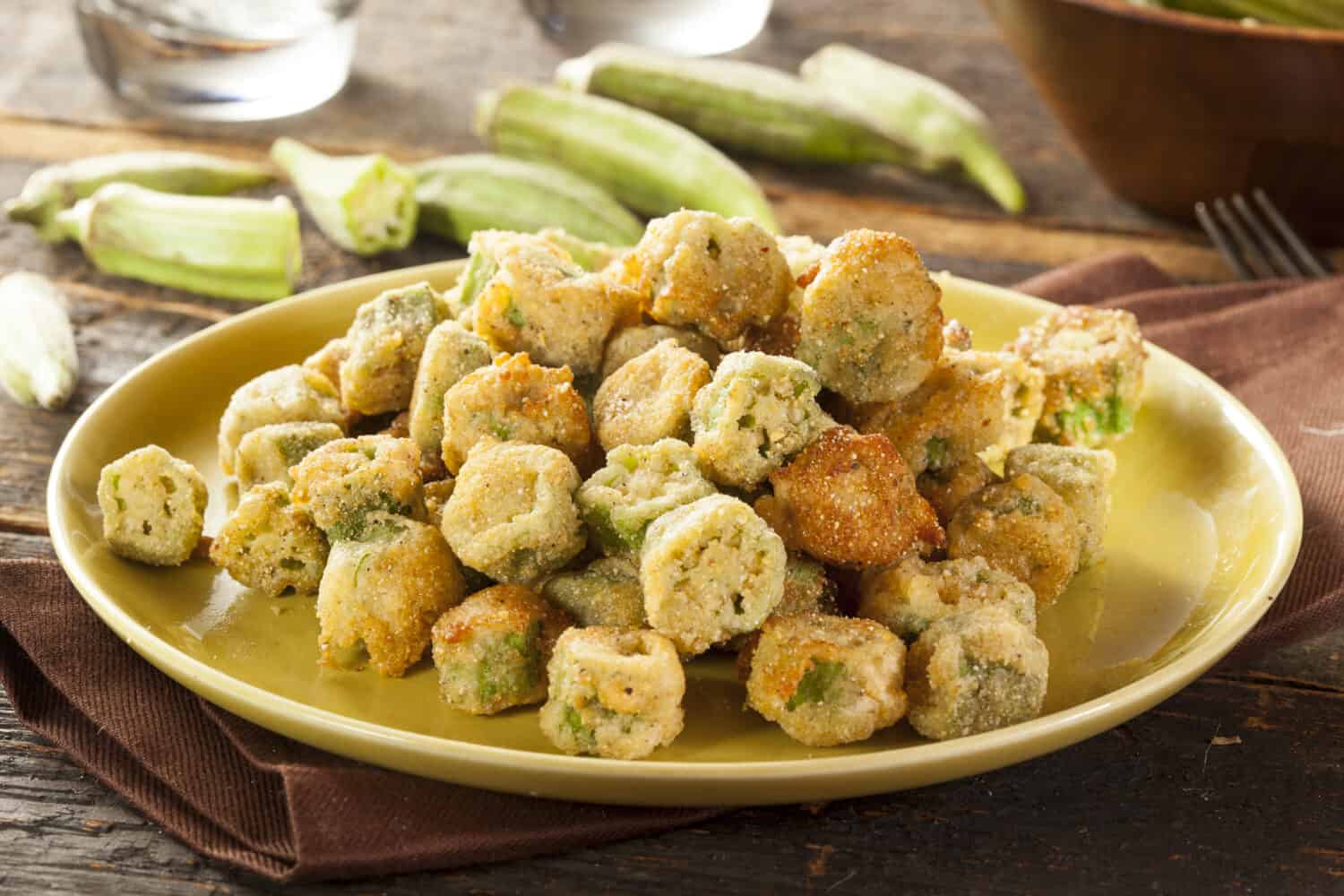 Gombo verde fritto fatto in casa biologico su uno sfondo