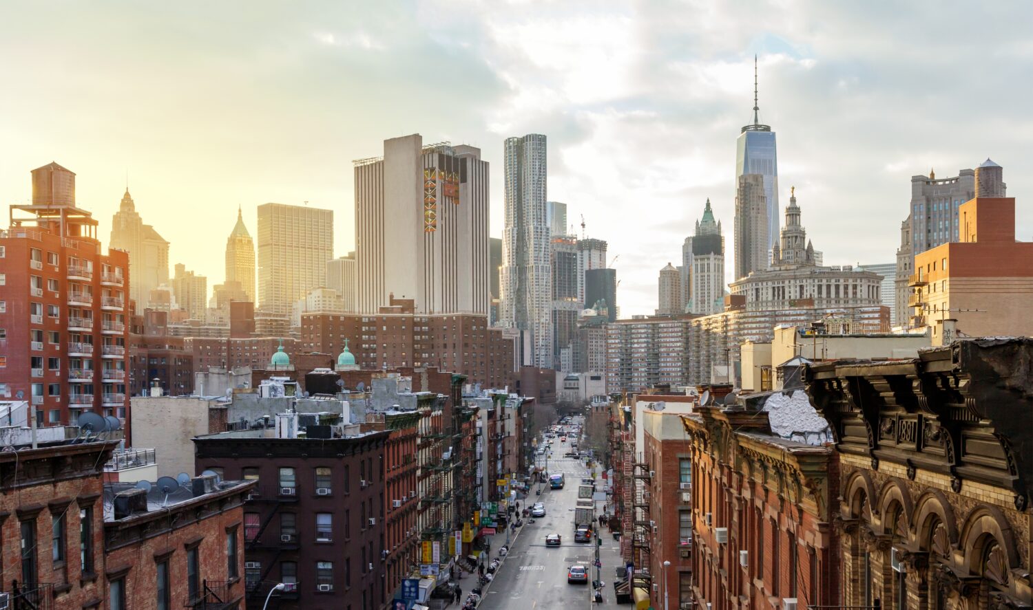 Vista dall'alto di Madison Street nel quartiere Chinatown di Manhattan con gli edifici dello skyline del centro di New York sullo sfondo