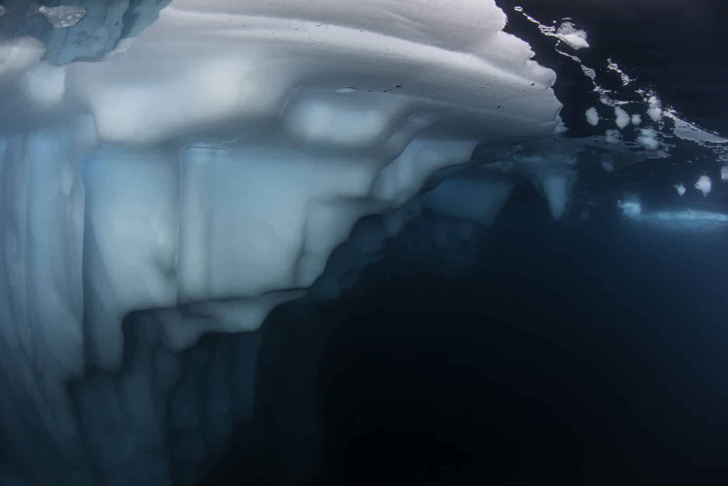 Vista subacquea di un iceberg lungo la costa orientale della Groenlandia.