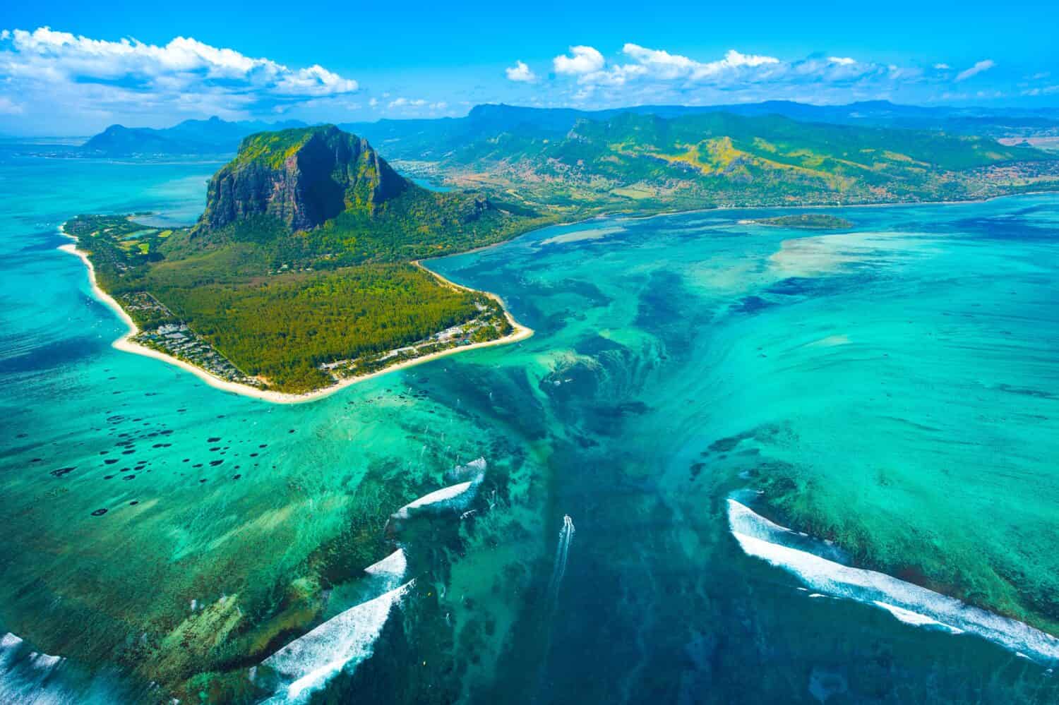 Veduta aerea dell'isola Mauritius e della montagna Le Morne Brabant con la bellissima laguna blu e l'illusione della cascata sottomarina 