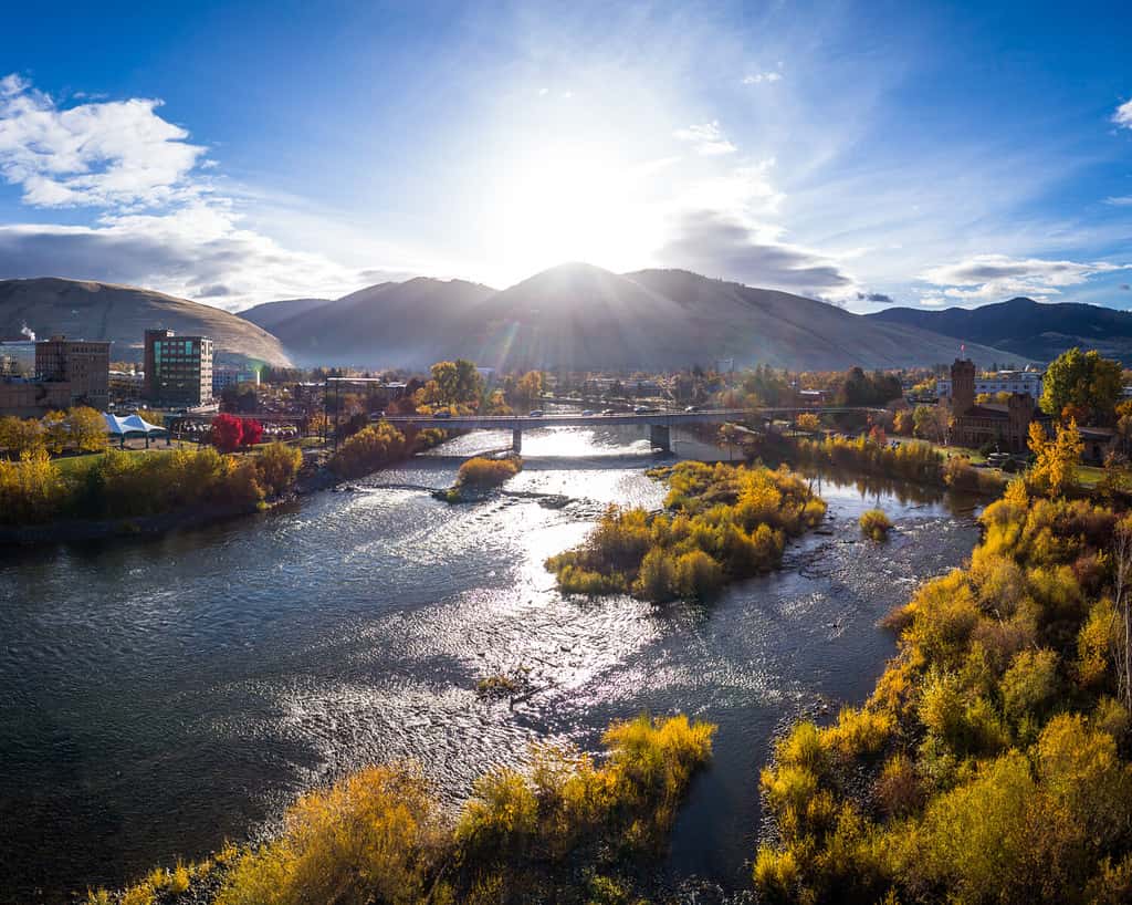 Questa è una veduta aerea mattutina del ponte Higgins Street a Missoula, nel Montana, in una bella giornata autunnale nel Montana occidentale.