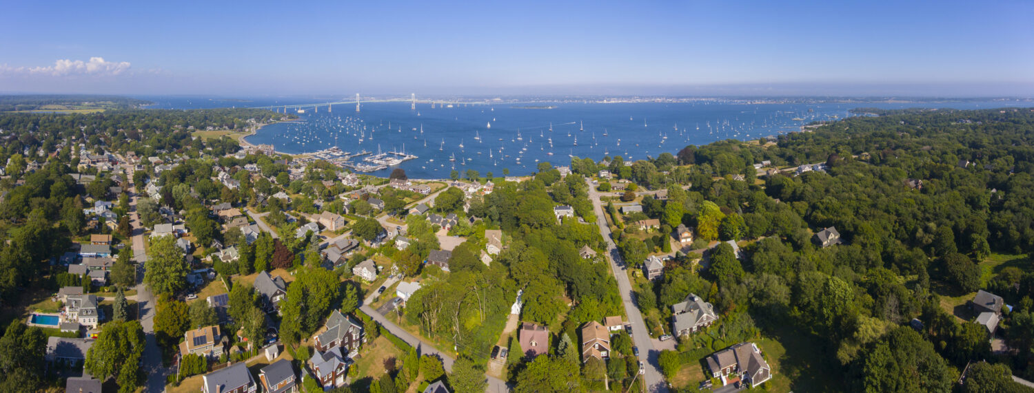 Claiborne Pell Newport Bridge sulla Baia di Narragansett e la città di Jamestown vista aerea in estate, Jamestown su Conanicut Island, Rhode Island RI, Stati Uniti.