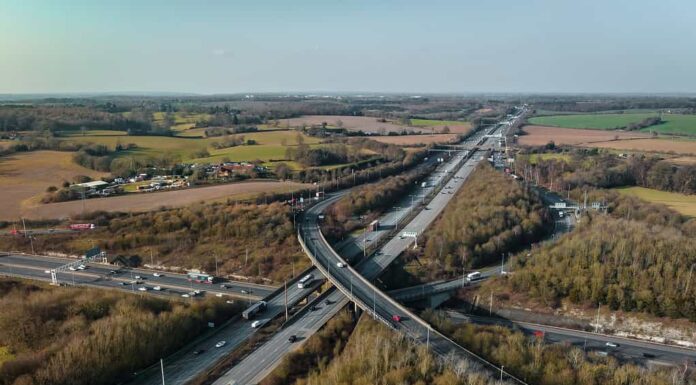 Veicoli che percorrono uno svincolo autostradale molto trafficato nel Regno Unito Vista aerea