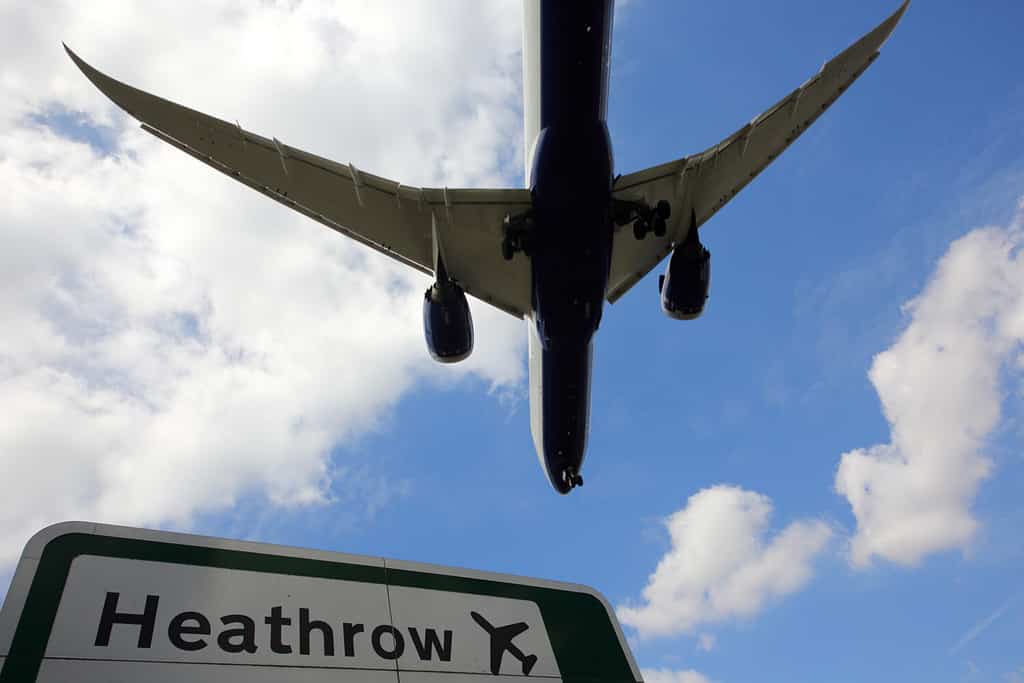 Atterraggio aereo passeggeri civile all'aeroporto internazionale di Londra Heathrow.