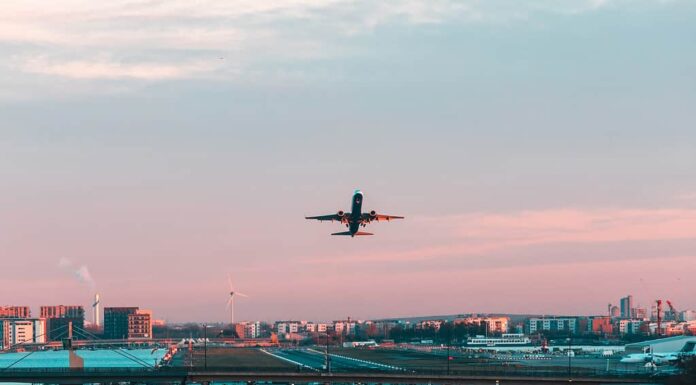 Aereo in decollo dall'aeroporto di Londra al tramonto