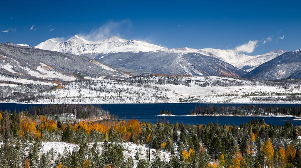 Picchi Grays e Torreys nelle Montagne Rocciose del Colorado con neve sugli alberi di Aspen e il lago Dillon in primo piano