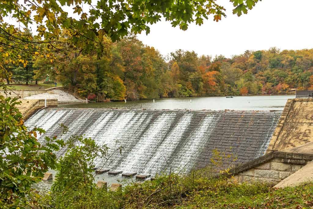 La diga del lago Roland a Baltimora, nel Maryland, in autunno.  paesaggio