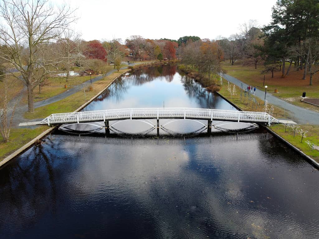 Salisbury, MD 27 novembre 2020: Ponte del parco cittadino e vista aerea del lago