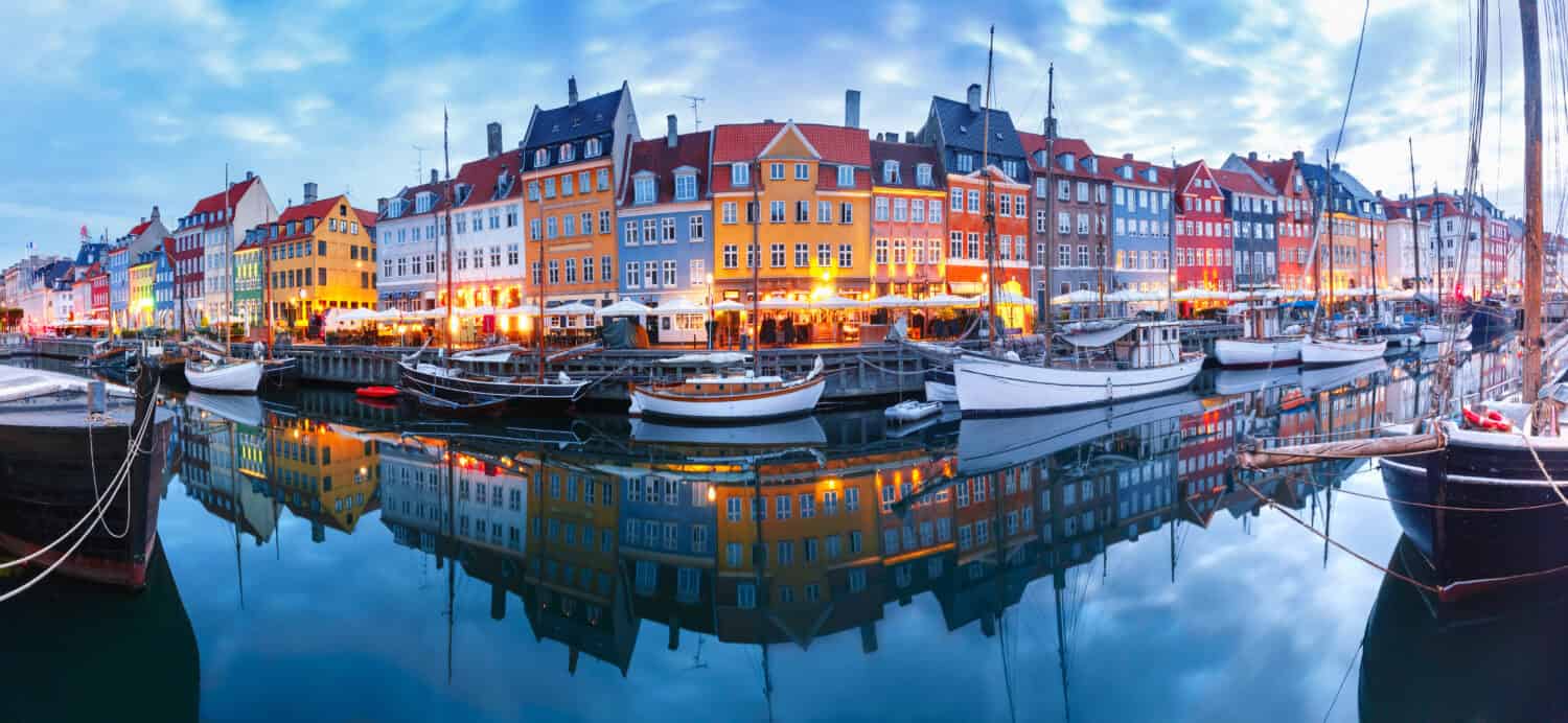 Panorama del lato nord di Nyhavn con facciate colorate di vecchie case e vecchie navi nel centro storico di Copenaghen, capitale della Danimarca.