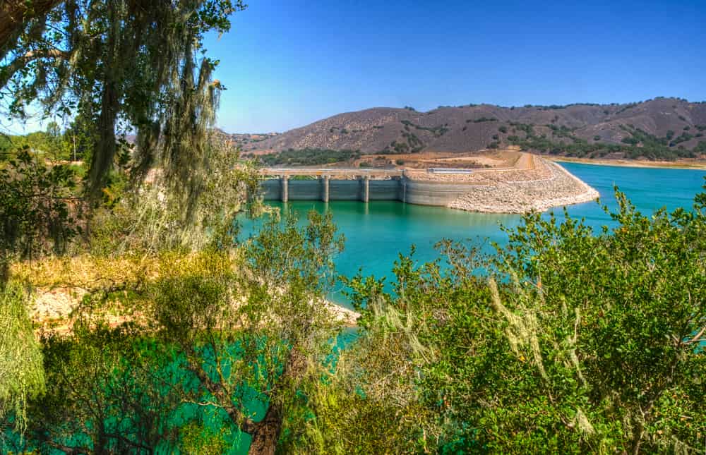 La diga di Bradbury sul lago Cachuma nella contea di Santa Barbara - USA