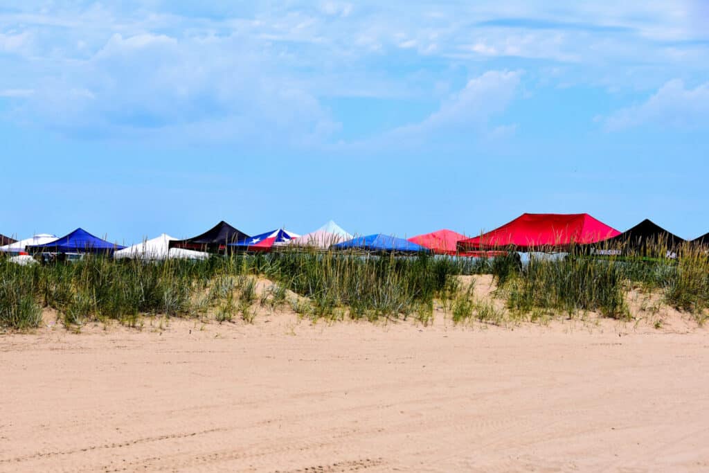 Una fila di tende copre a North Beach di Racine Wisconsin in una bella giornata estiva appena oltre le dune di sabbia.