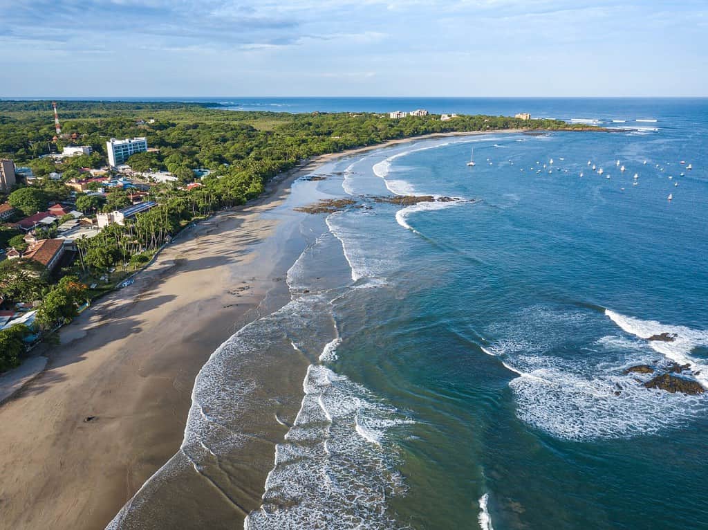 Playa Tamarindo, Guanacaste, Costa Rica - Drone Veduta aerea della spiaggia di Tamarindo - il miglior spot per il surf e la cittadina balneare sulla costa del Pacifico