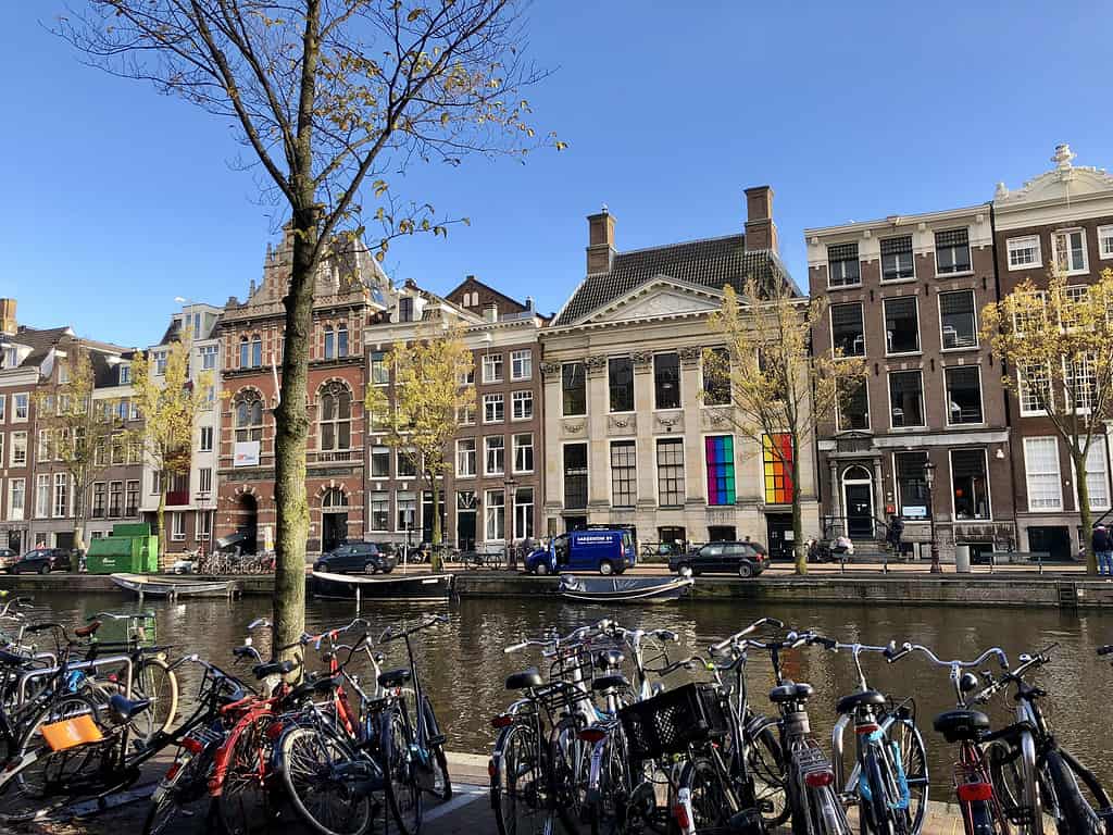 Le bici di Amsterdam camminano sul canale orgoglio gay arcobaleno