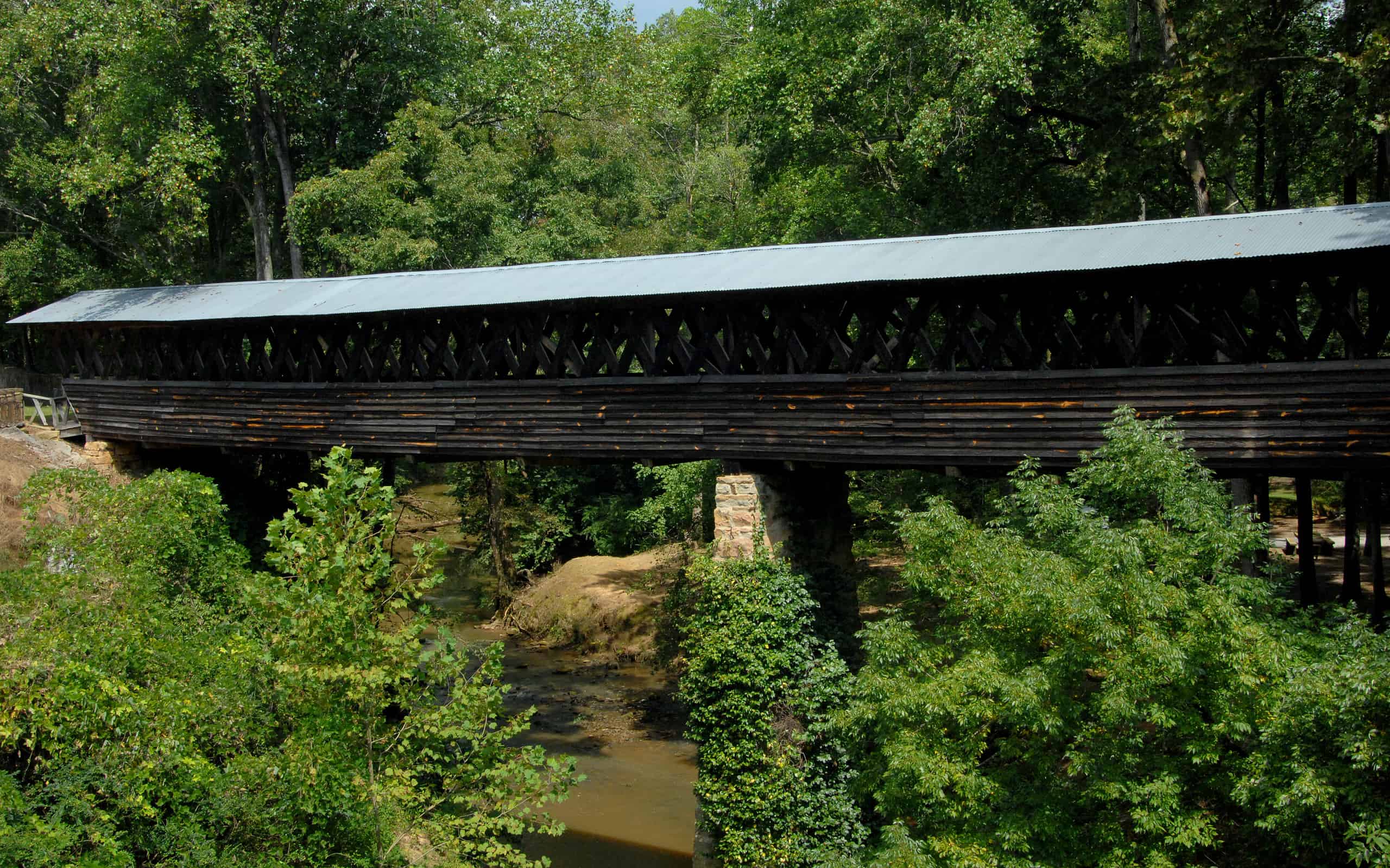 Il ponte attraversa Crooked Creek