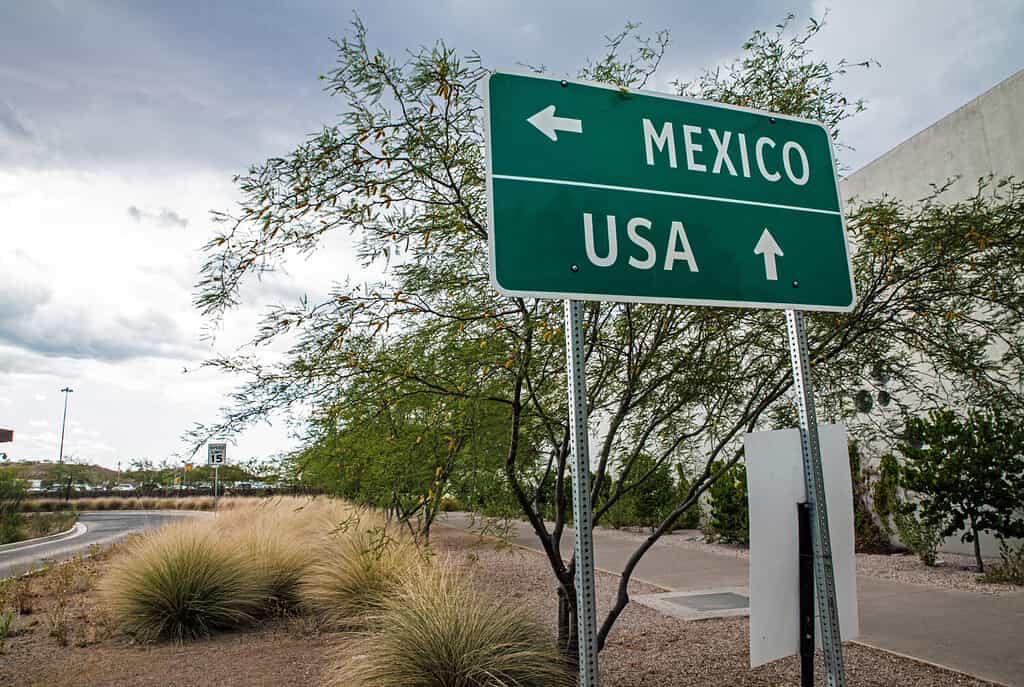 Cartello al confine tra Stati Uniti e Messico