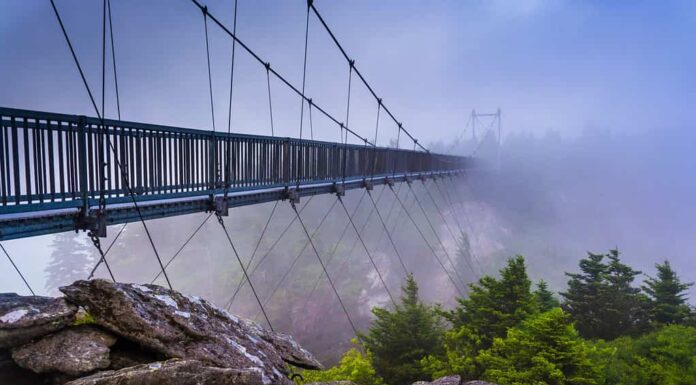 Il ponte oscillante Mile-High nella nebbia, a Grandfather Mountain, Carolina del Nord.