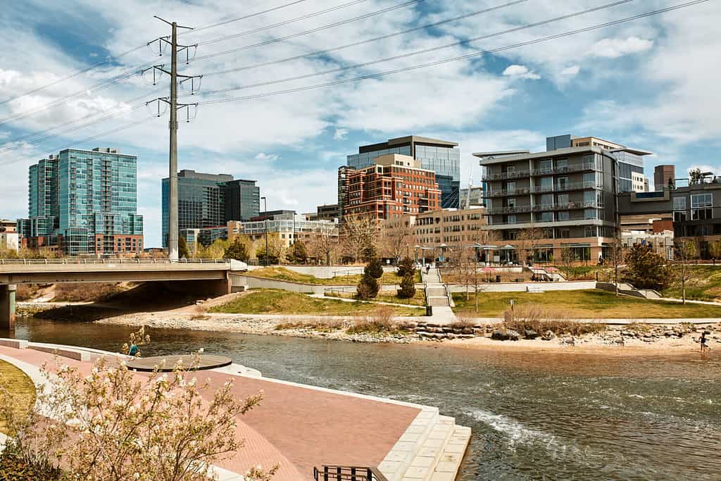 South Platte River circondato da appartamenti ed edifici per uffici presso Shoemaker Plaza nel Confluence Park.  Denver, Colorado