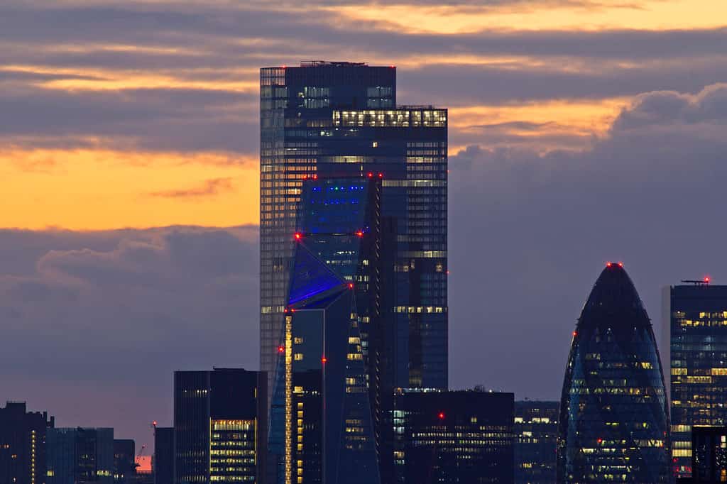 Skyline della città di Londra al tramonto - 22 Bishopsgate, Cheesegrater, Scalpel e The Gherkin