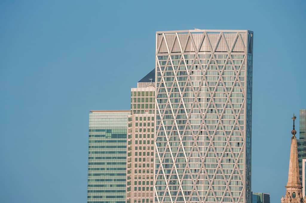 Grattacieli moderni in città.  Edificio per uffici finanziari con cielo blu sullo sfondo.  Finestre di vetro sulla moderna torre di Terranova nel quartiere centrale di Londra.