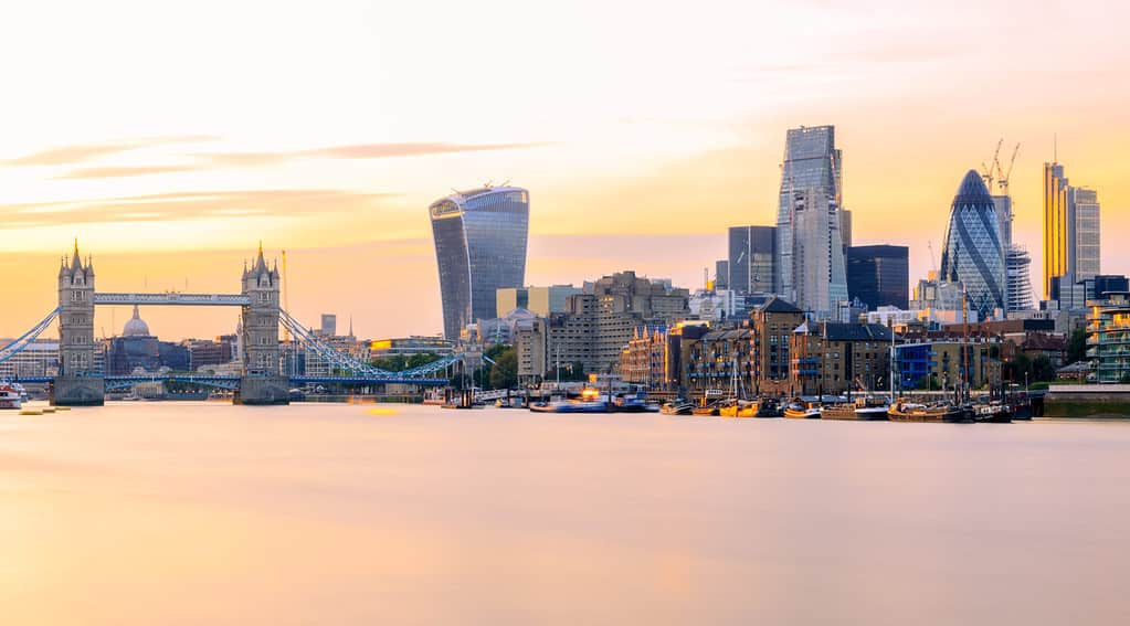 Lunga esposizione, vista panoramica del paesaggio urbano di Londra al tramonto con punti di riferimento