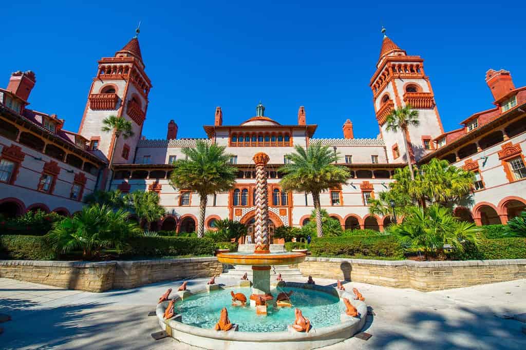 Il Flagler College Ponce de Leon Hall è l'edificio principale del Flagler College nella storica St. Augustine, Florida FL, USA.  Questo edificio era l'Hotel Ponce de Leon nel 1885 in stile rinascimentale spagnolo.