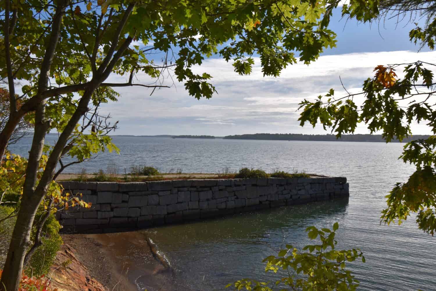 Un molo di granito a Mackworth Island a Casco Bay, Maine.