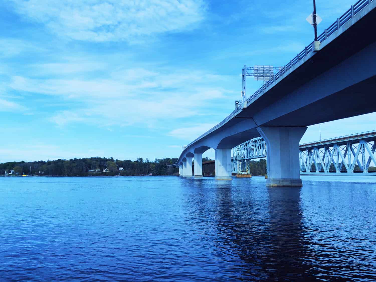 Il ponte Sagadahoc e il ponte Carlton tra la città di Bath e la città di Woolwich, nel Maine, che trasportano la US Route 1 (US 1) sul fiume Kennebec.