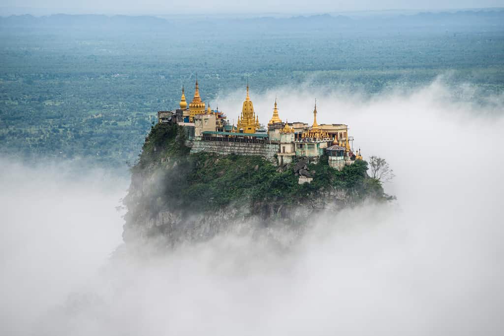 Spettacolare vista del Monte Popa sopra le nuvole.  Il monte Popa è la casa di "Nat", il fantasma della mitologia birmana.  Questo posto è il vecchio vulcano in Myanmar.