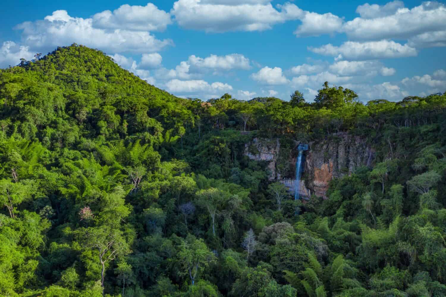 Veduta aerea del Salto Suizo, la cascata più alta del Paraguay, vicino alla Colonia Independencia e alla Vallarrica.