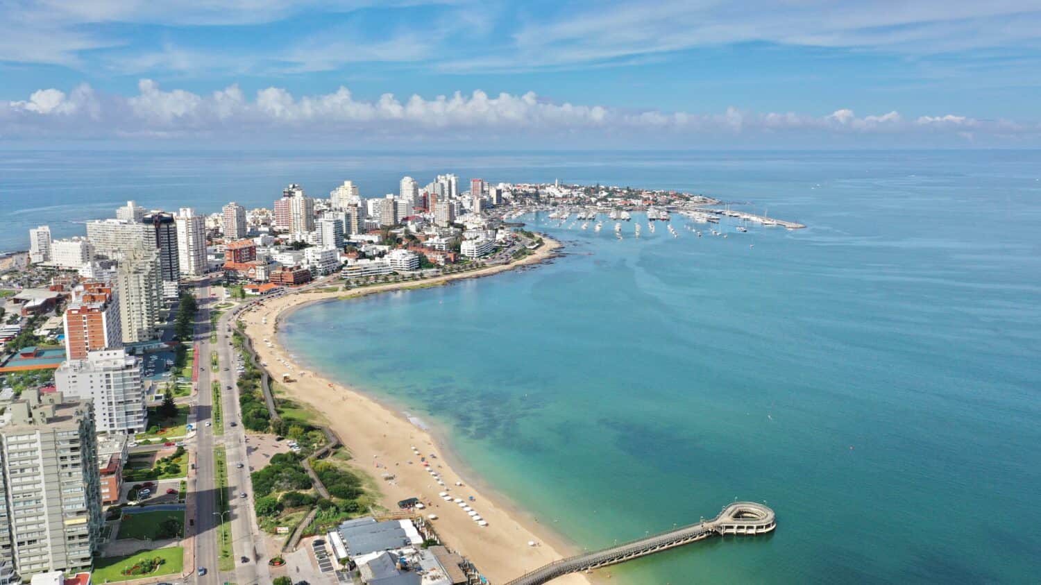 Splendida vista panoramica sul viale principale di Punta del Este e sul mare.  Punta del Este, Uruguay