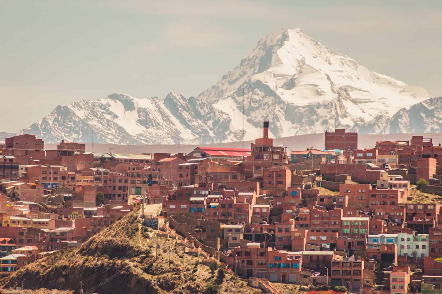 Montagna Huayna Potosí sullo sfondo di case di mattoni a La Paz, Bolivia.
