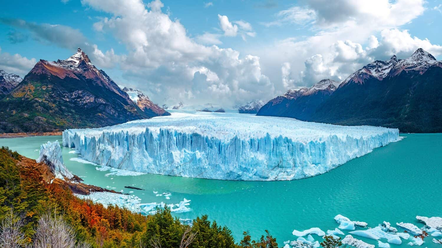 Ghiacciaio Perito Moreno, situato nel Parco Nazionale Los Glaciares.  Patagonia.  Argentina