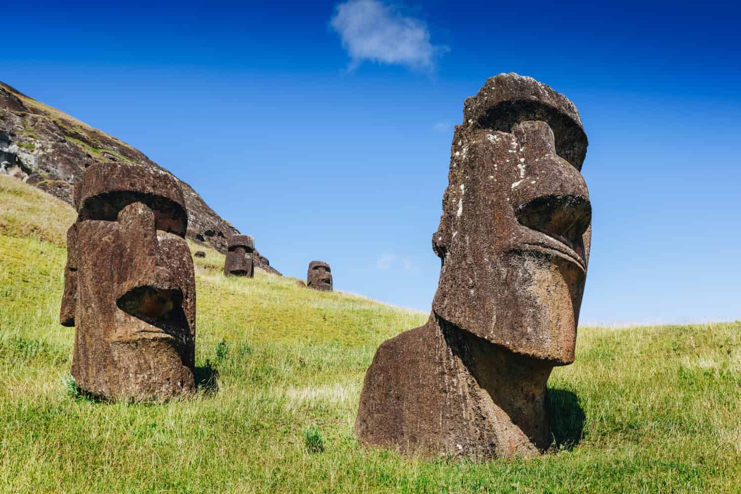 Statue Moai nel vulcano Rano Raraku nell'Isola di Pasqua, Parco Nazionale di Rapa Nui, Cile