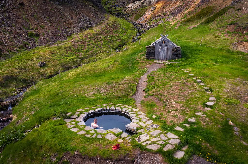 Veduta aerea della sorgente termale di Gudrunarlaug in Islanda