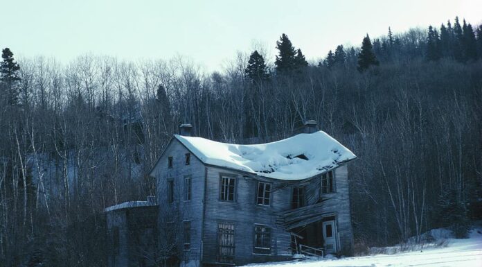 Fattoria cadente nella città fantasma di Val-Jalbert, Quebec, Canada